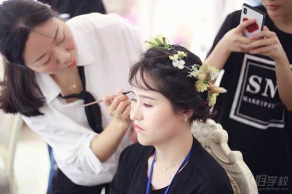 武汉专业化妆师联系方式